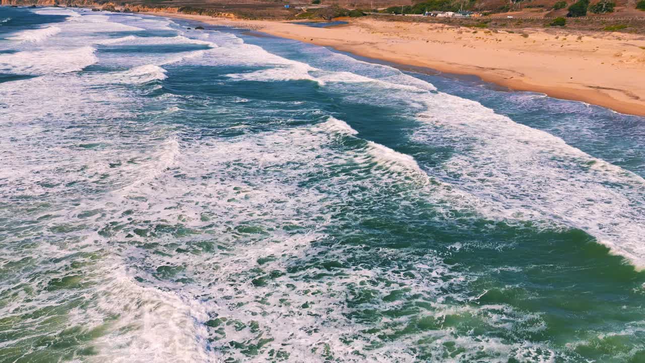 大苏尔海边的海岸线有波浪和蓝绿色的海水。著名的加州旅游目的地，沿太平洋1号公路，有沙滩和岩层。宽全景和风景秀丽的美国自然纪录片无人机4K UHD。视频素材