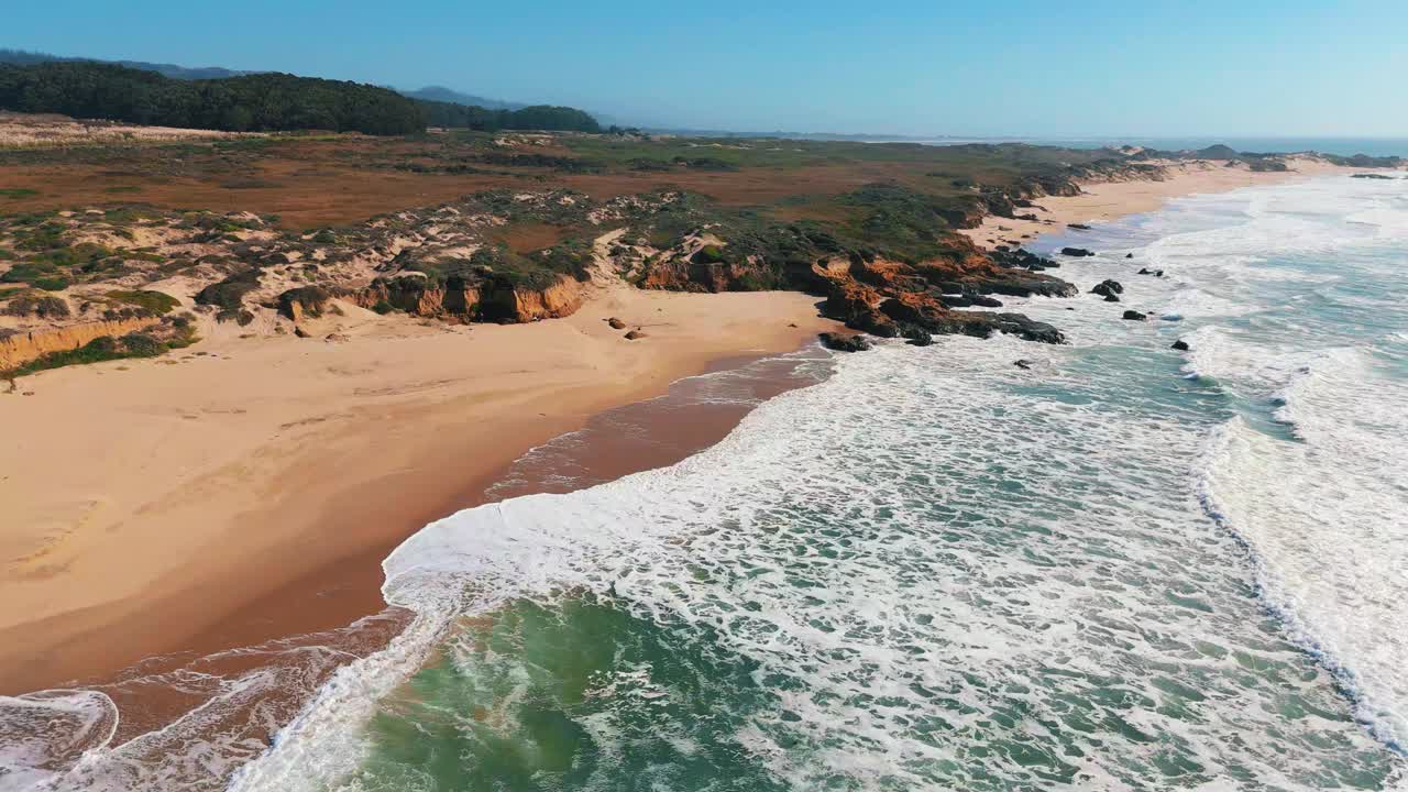 大苏尔海边的海岸线有波浪和蓝绿色的海水。著名的加州旅游目的地，沿太平洋1号公路，有沙滩和岩层。宽全景和风景秀丽的美国自然纪录片无人机4K UHD。视频素材