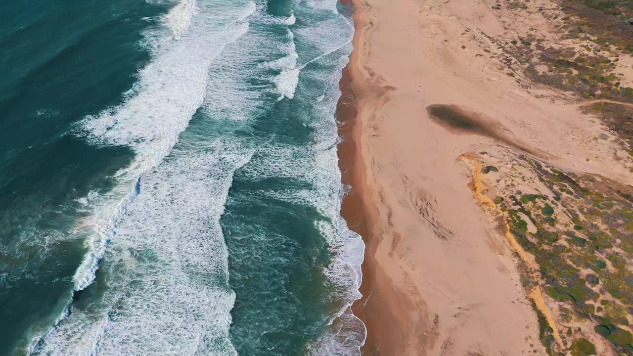 大苏尔海边的海岸线有波浪和蓝绿色的海水。著名的加州旅游目的地，沿太平洋1号公路，有沙滩和岩层。宽全景和风景秀丽的美国自然纪录片无人机4K UHD。视频素材