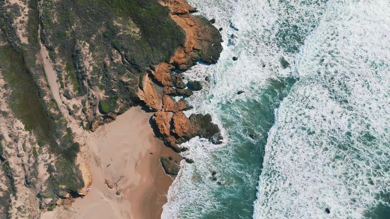 大苏尔海边的海岸线有波浪和蓝绿色的海水。著名的加州旅游目的地，沿太平洋1号公路，有沙滩和岩层。宽全景和风景秀丽的美国自然纪录片无人机4K UHD。视频素材