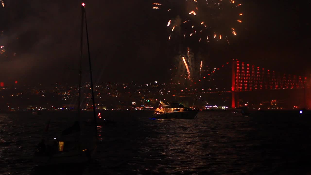 土耳其伊斯坦布尔博斯普鲁斯海峡的节日之夜。新年快乐视频素材