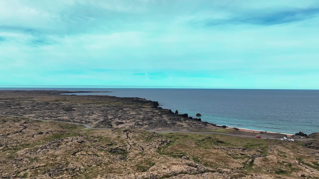 冰岛西部Snaefellsnes半岛上的Skardsvik海滩全景。航拍广角视频素材