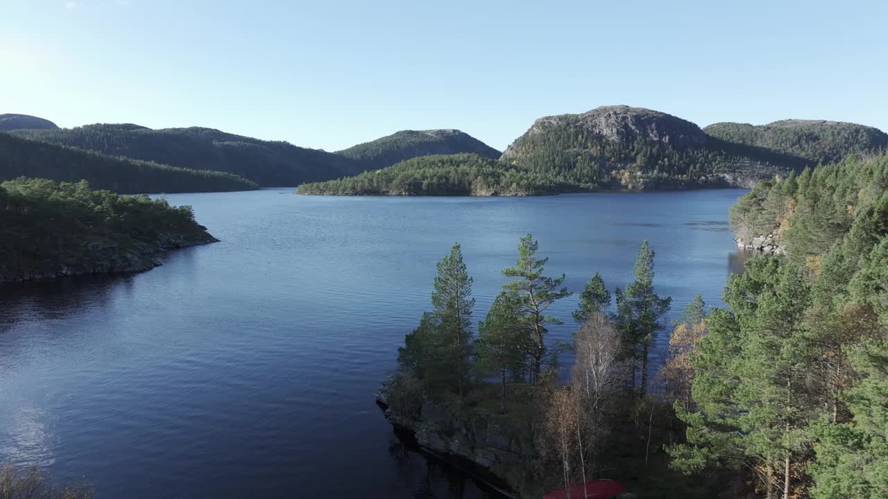 挪威Hildremsvatnet的湖泊，森林和山脉的田园诗般的风景-空中无人机拍摄视频素材