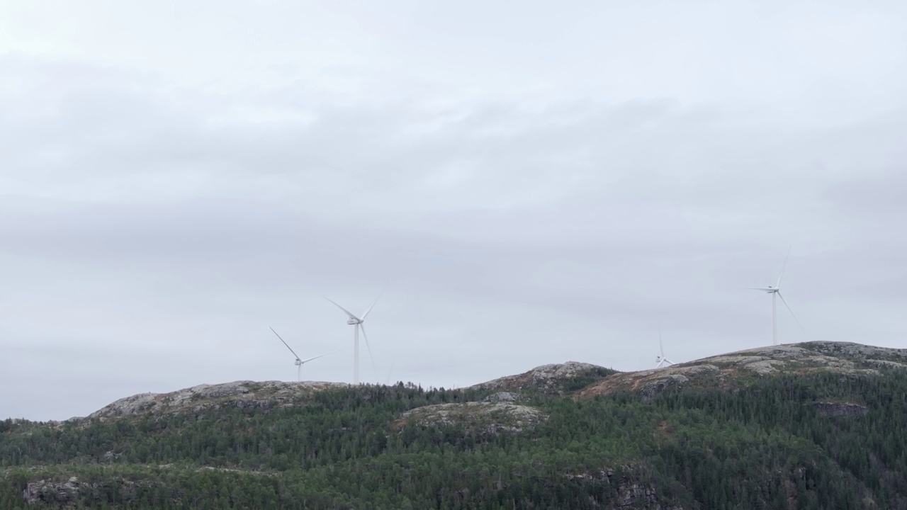 挪威Hildremsvatnet的风车和美丽的山景——无人机拍摄视频素材