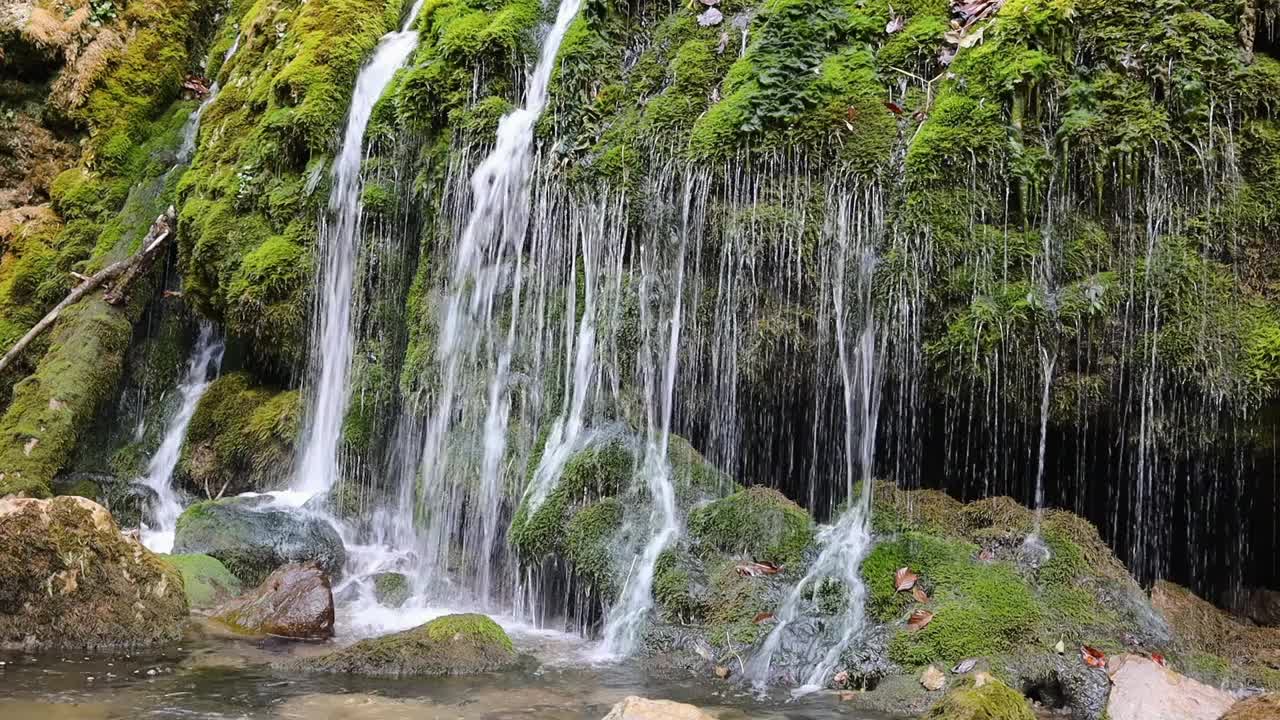 瀑布在秋天，低水在山上。视频素材