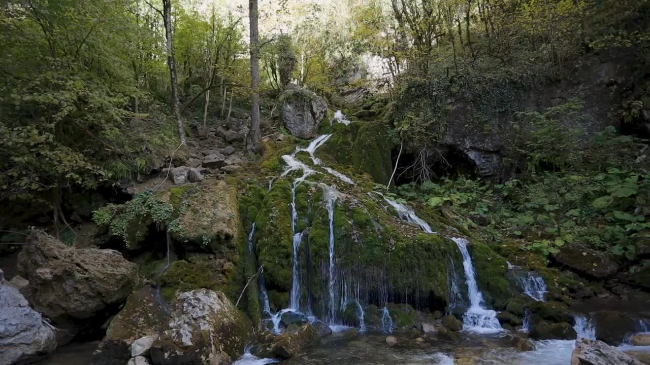 瀑布在秋天，低水在山上。视频素材