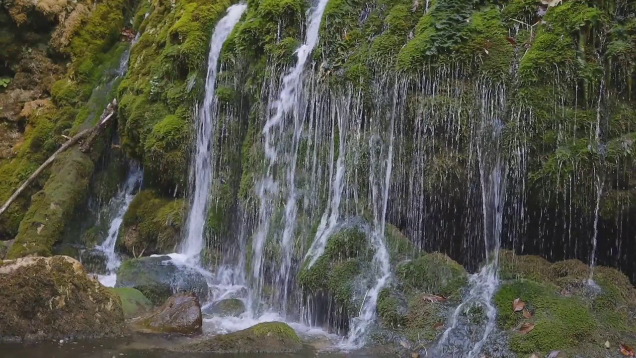 瀑布在秋天，低水在山上。视频素材