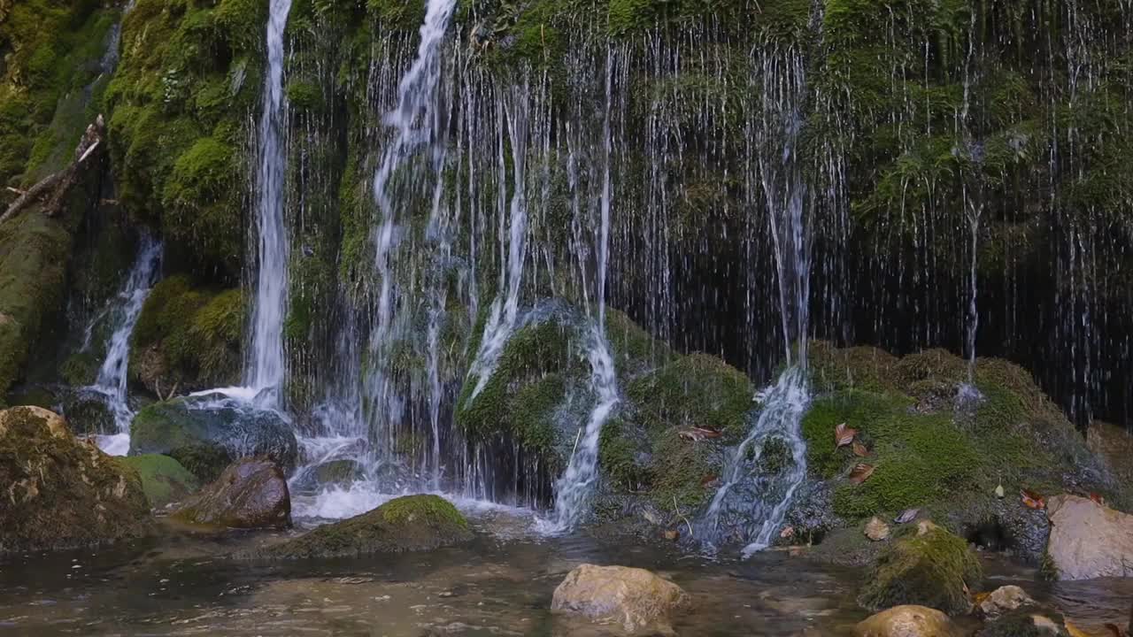 瀑布在秋天，低水在山上。视频素材