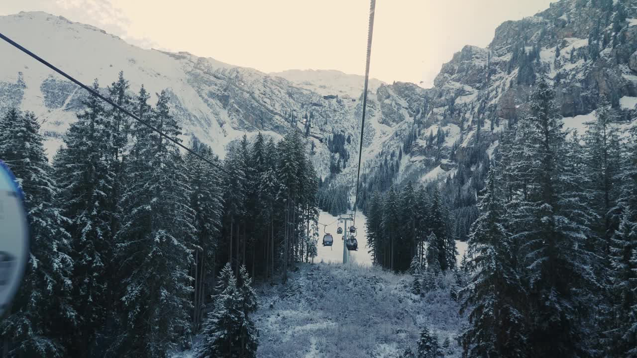 从缆车小屋到瑞士阿尔卑斯山被雪覆盖的山谷视频素材