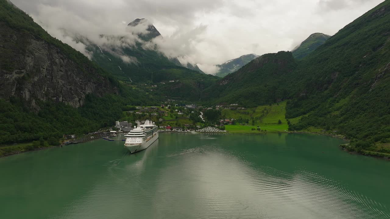 风景优美的盖朗格峡湾与停靠在挪威旅游村的游轮。无人机视频素材