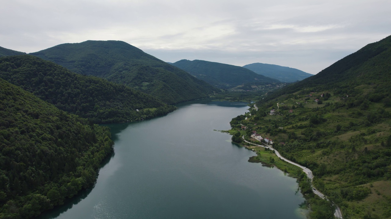 宁静的Veliko Plivsko湖边鸟瞰图在波斯尼亚的Jajce视频素材