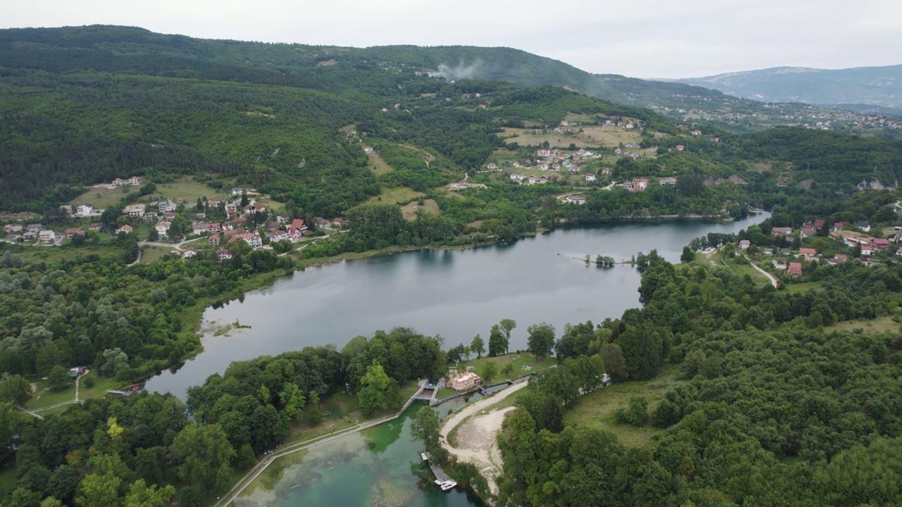 宁静的Malo Plivsko湖航拍全景图，Jajce，波斯尼亚视频素材