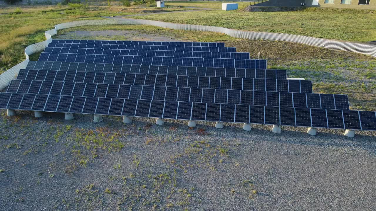 太阳能电池板在站内设有围栏视频素材