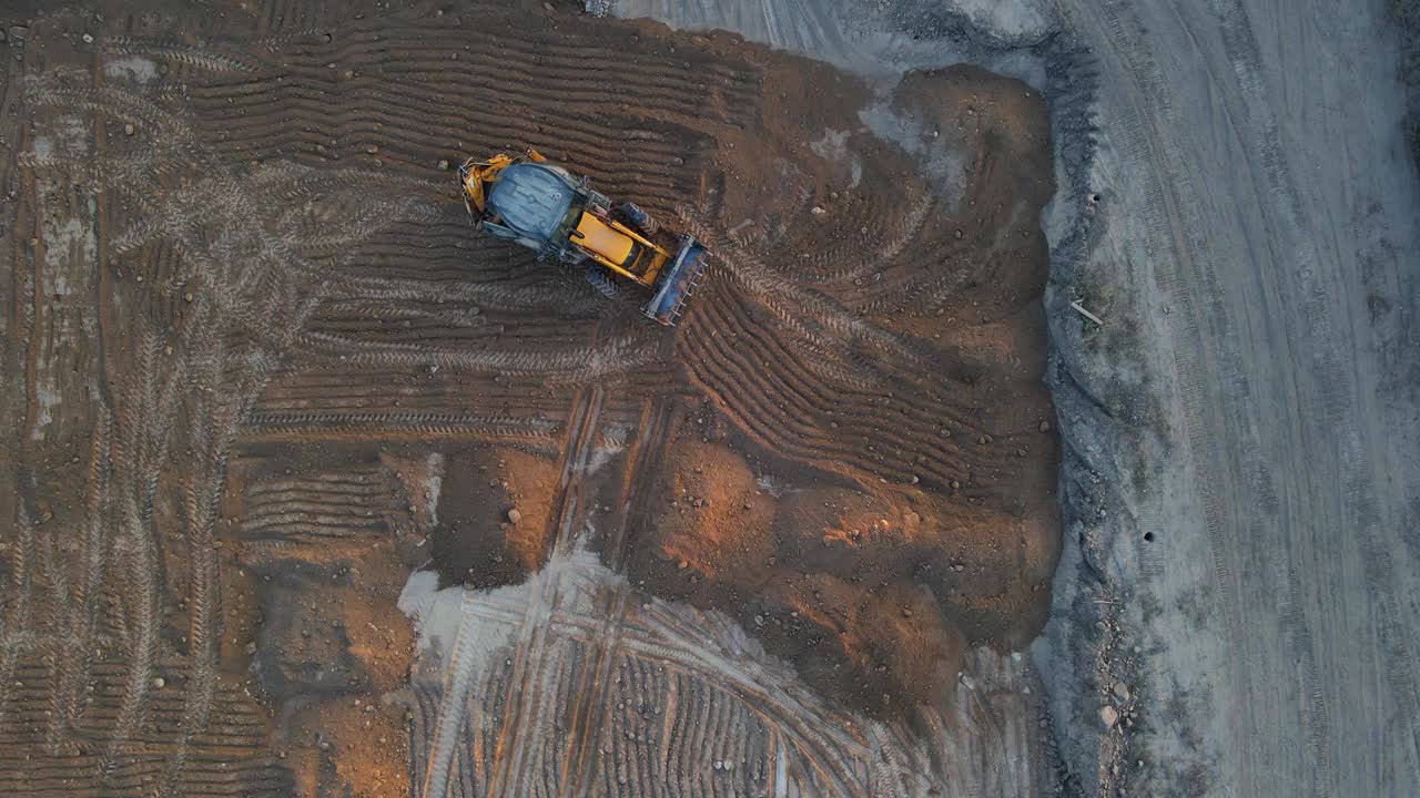 拖拉机使地面平整。建设交通视频素材