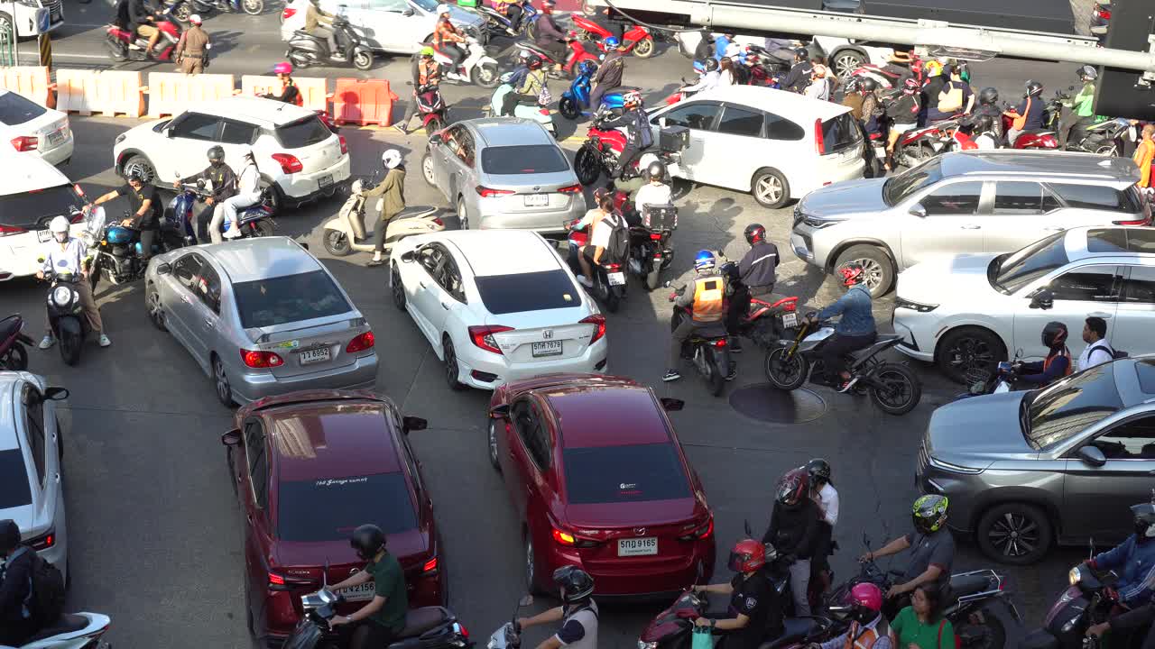 道路交通堵塞，许多汽车在曼谷的道路上。路上交通拥挤。视频素材