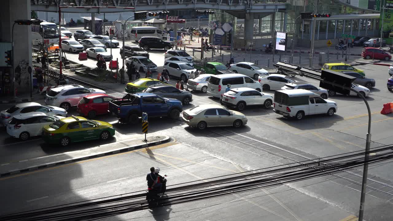 道路交通堵塞，许多汽车在曼谷的道路上。路上交通拥挤。视频素材