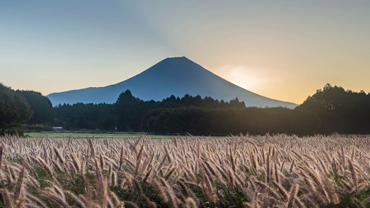 从富士宫市到富士山的晨曦中闪耀的延时摄影视频下载