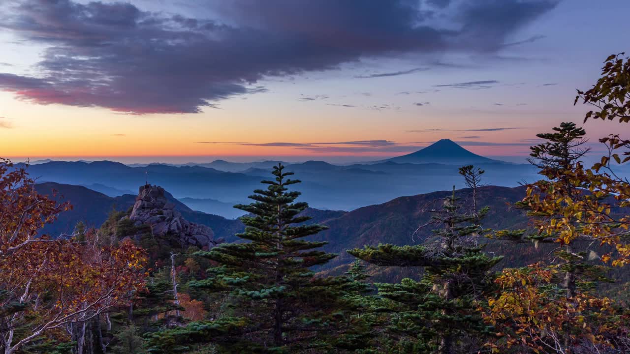 日出时富士山的时间推移，天空中的剑在早晨的阳光下闪耀在天鼓岩上，秋叶来自奥一父山的天鼓岩视频下载