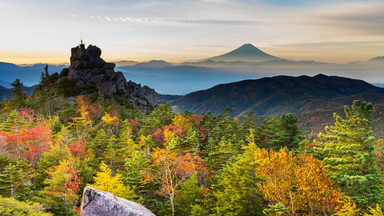 日出时富士山的时间推移，天空中的剑在早晨的阳光下闪耀在天鼓岩上，秋叶来自奥一父山的天鼓岩视频下载