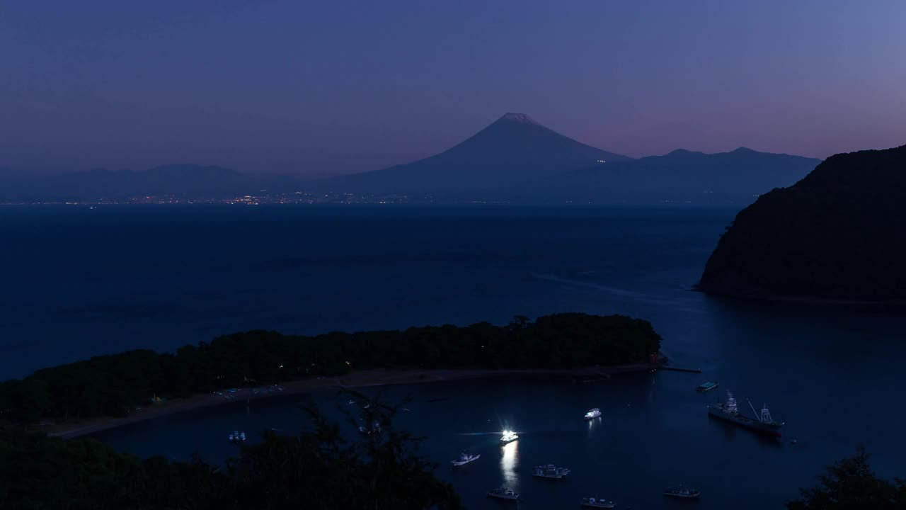 从伊豆半岛户田港拍摄的富士山日出时景视频下载