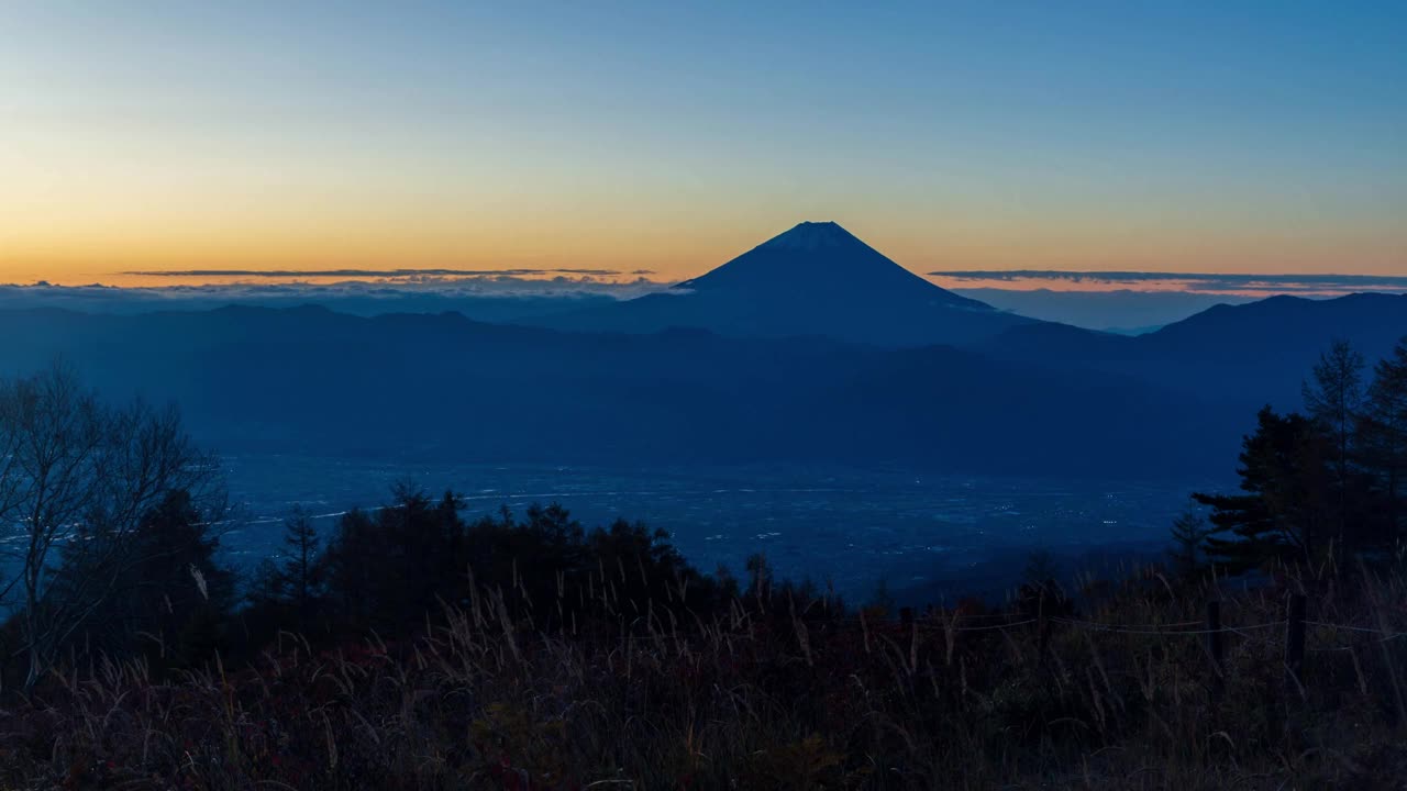 从秋叶缭绕的甘利山到黎明的富士山视频素材