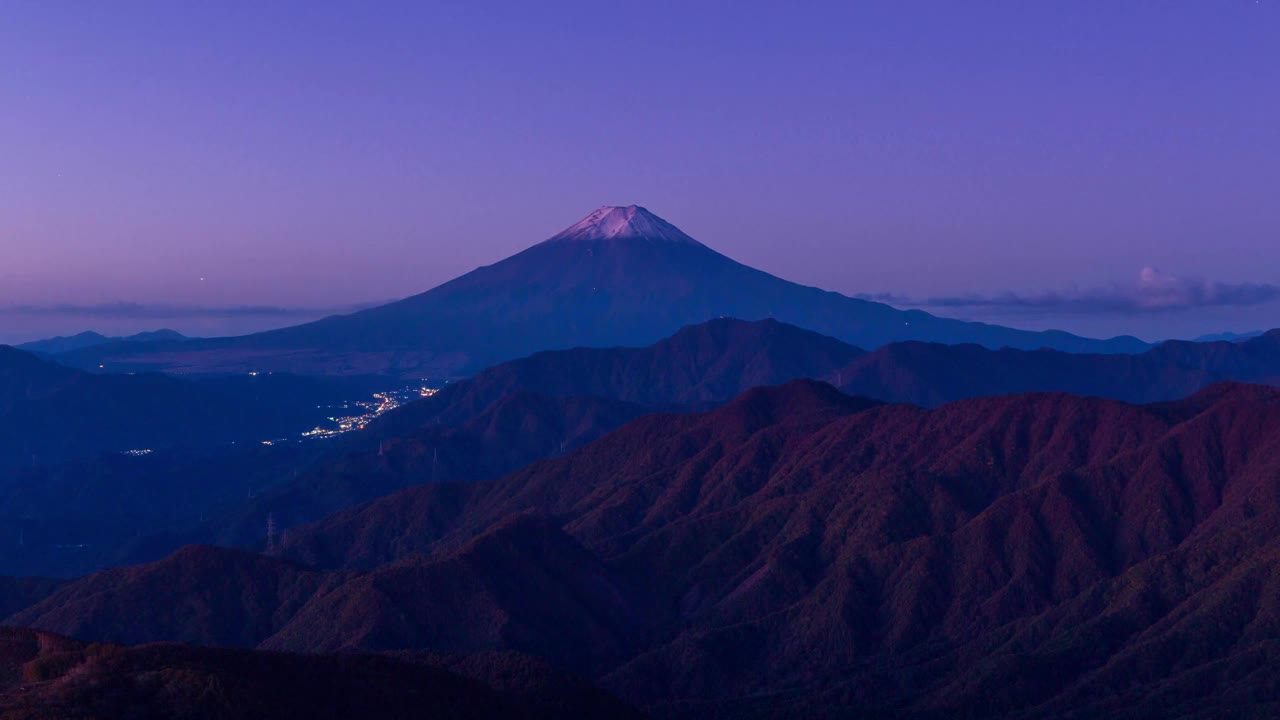 在秋天的时间流逝中，富士山和刚加原里山黎明时的秋叶视频下载