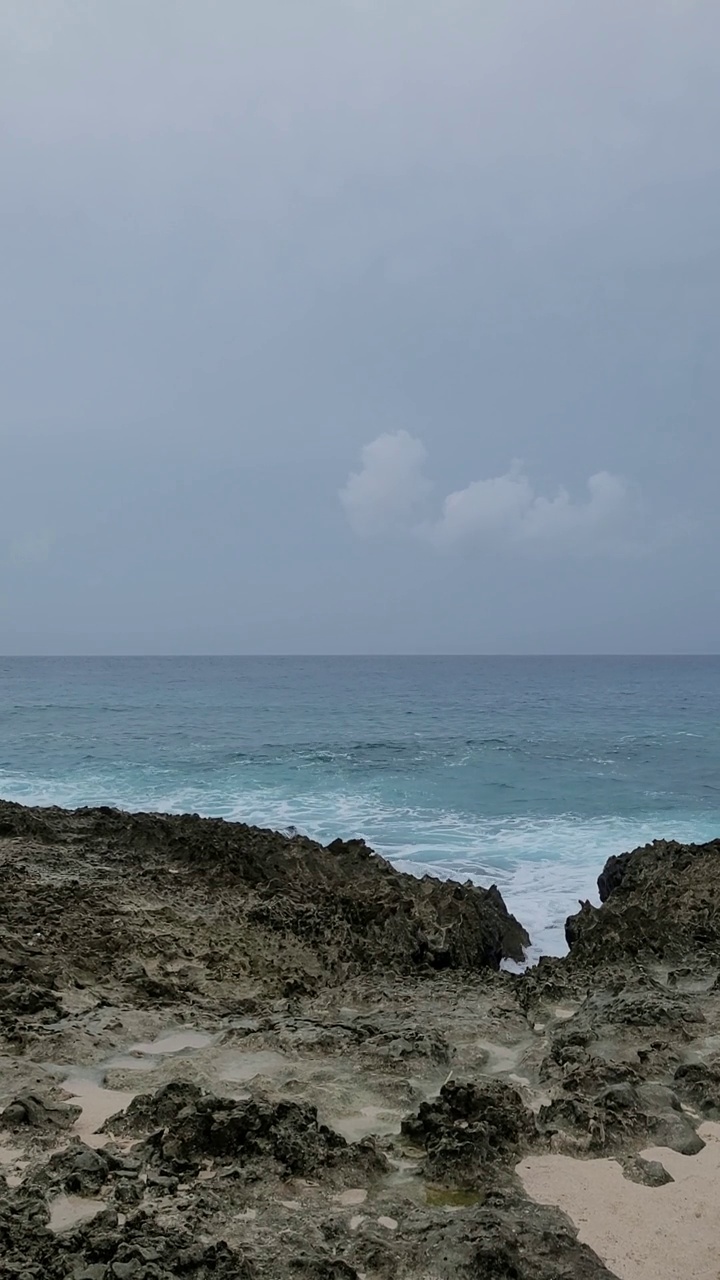 海浪拍打着加勒比海海滩的礁石视频下载