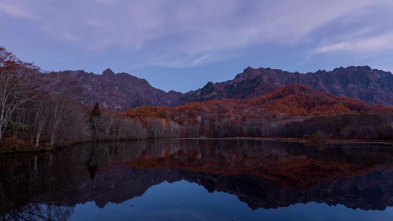 鸟居高地鸟居山的时间流逝，秋天的树叶沐浴在早晨的阳光中，反射在神池里视频下载