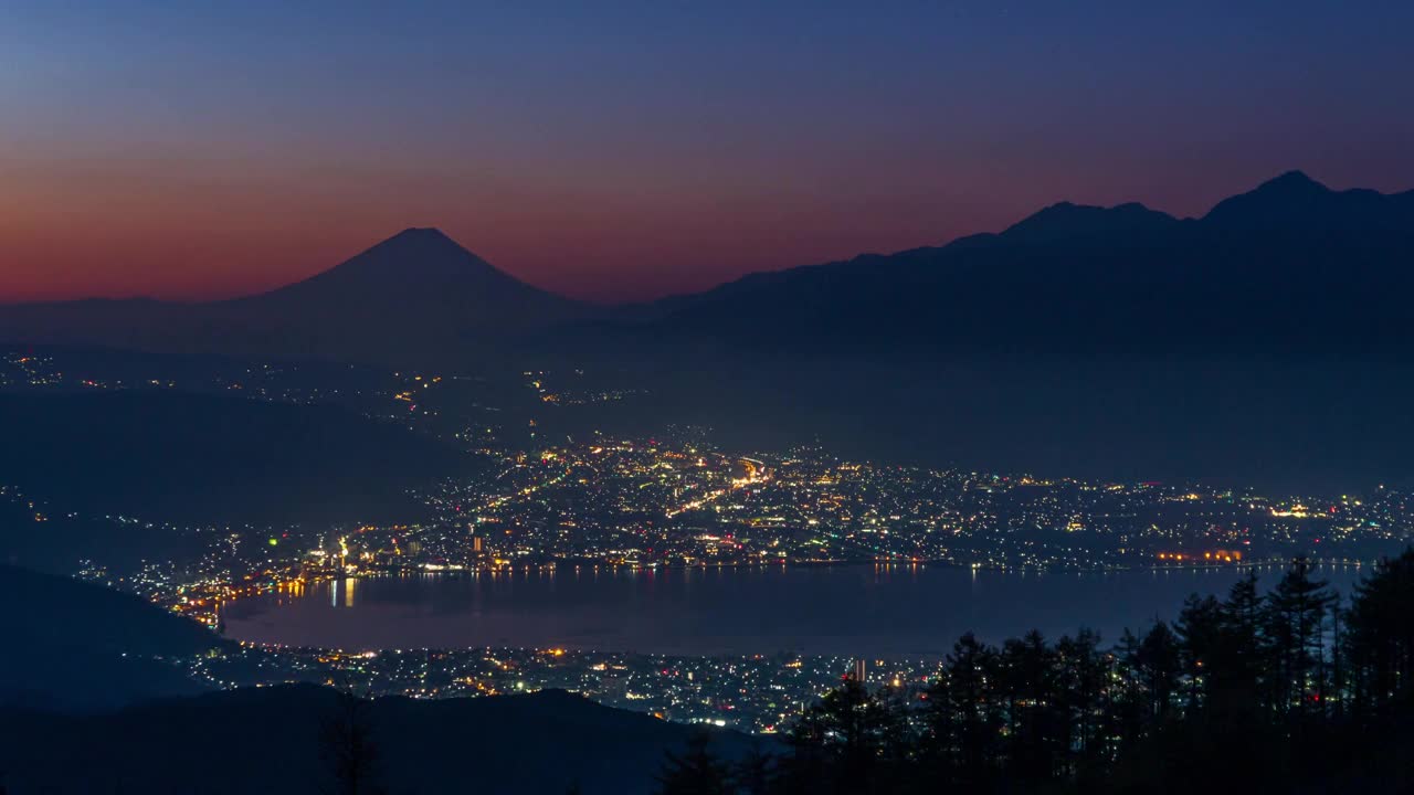 从高球池高原拍摄的黎明前的水和湖和富士山视频素材