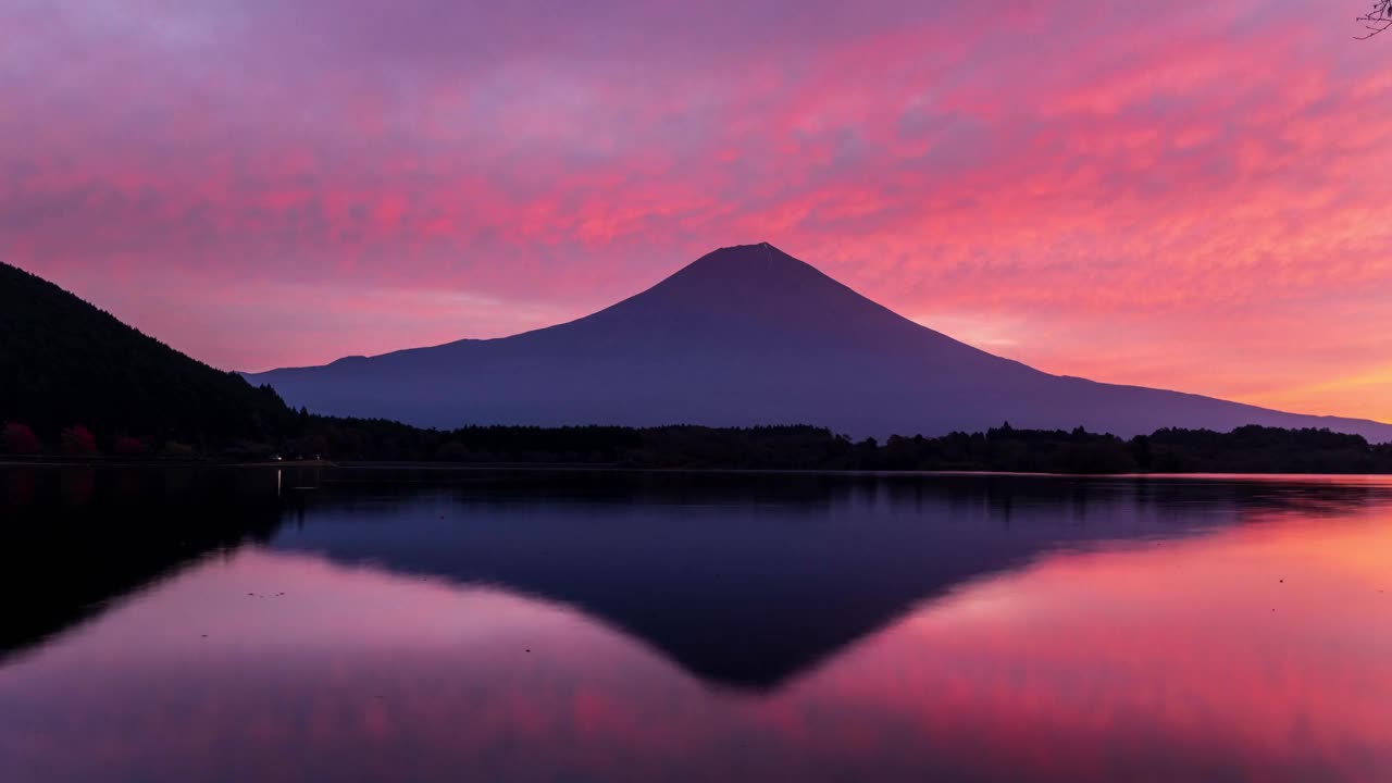 日出富士山反射在Tanuki湖的表面上视频下载