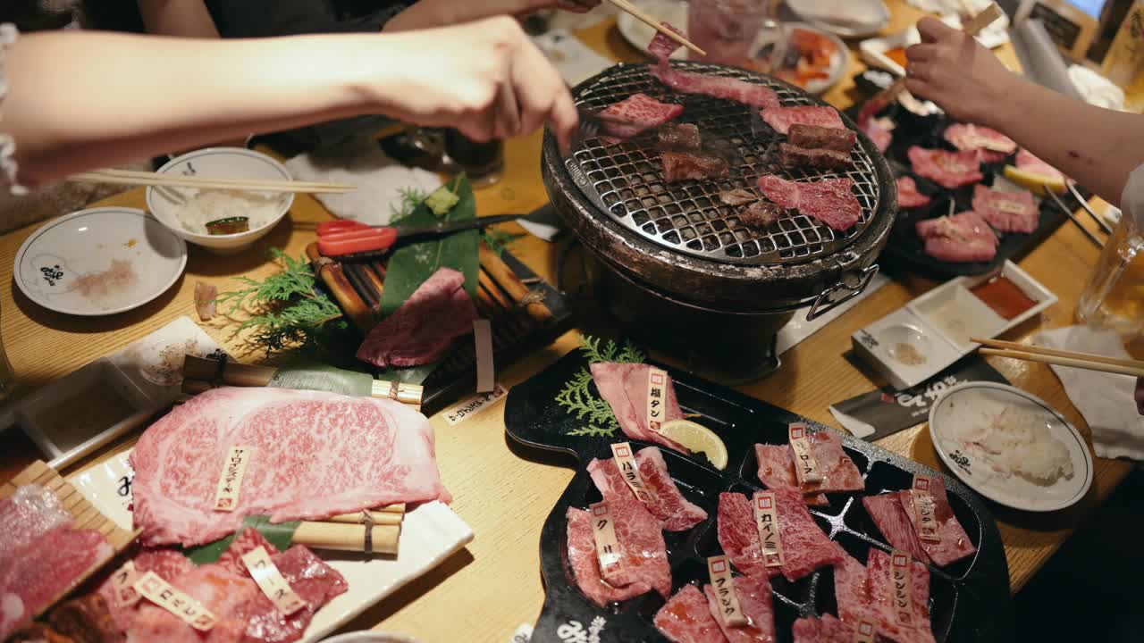 豪华4万日元的肉套餐，超级优质的肉排烧烤日本料理套餐视频素材