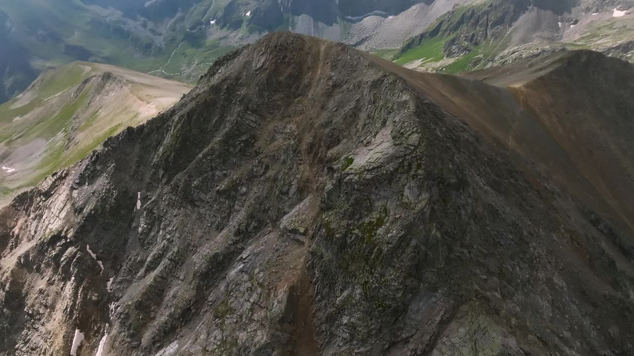 距离山顶有低云视频素材