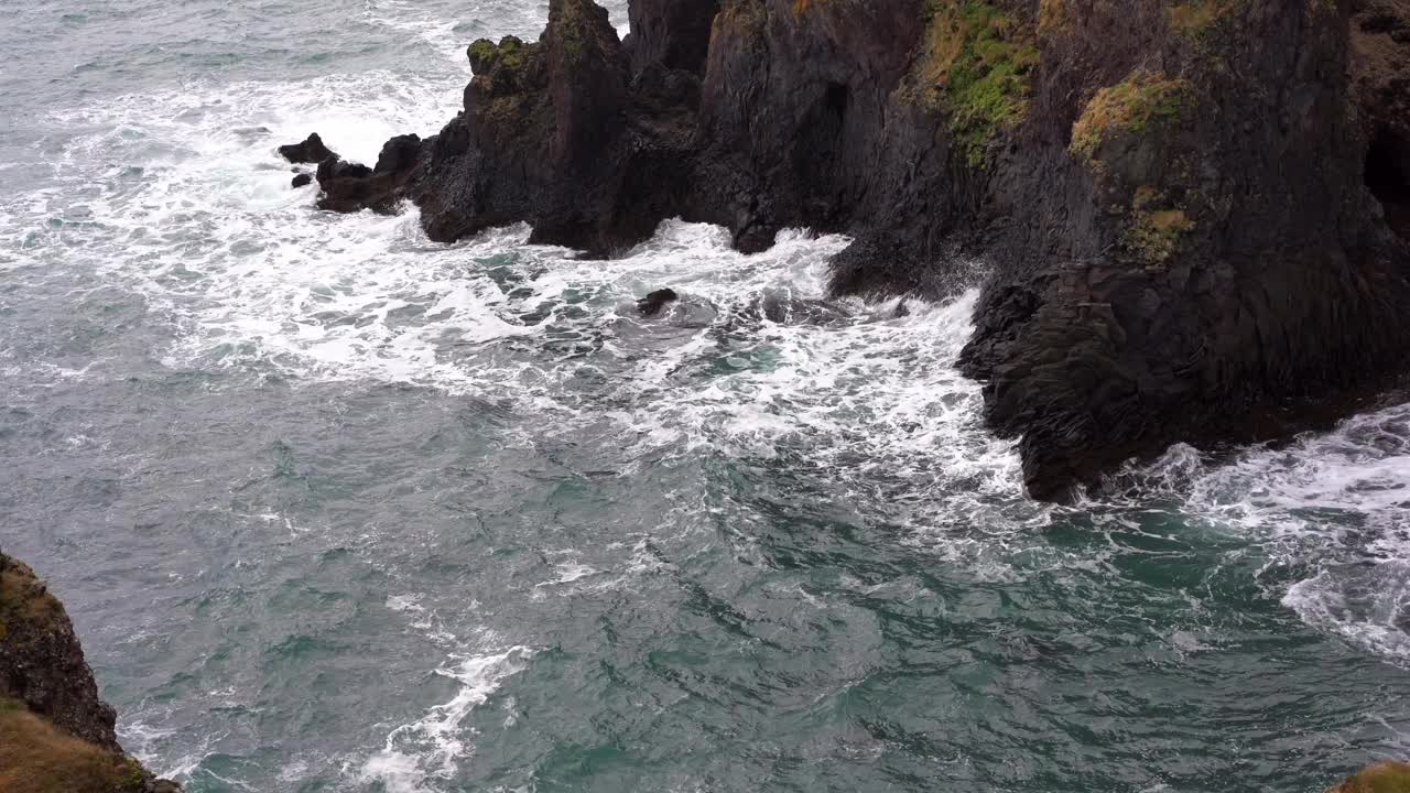 冰岛的海浪拍打着岩石。视频素材