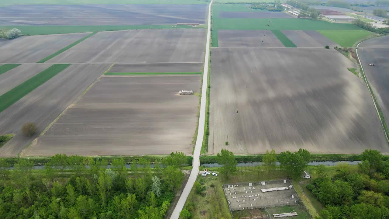 无人机拍摄的塞尔维亚乡村一条穿过田野的道路视频素材