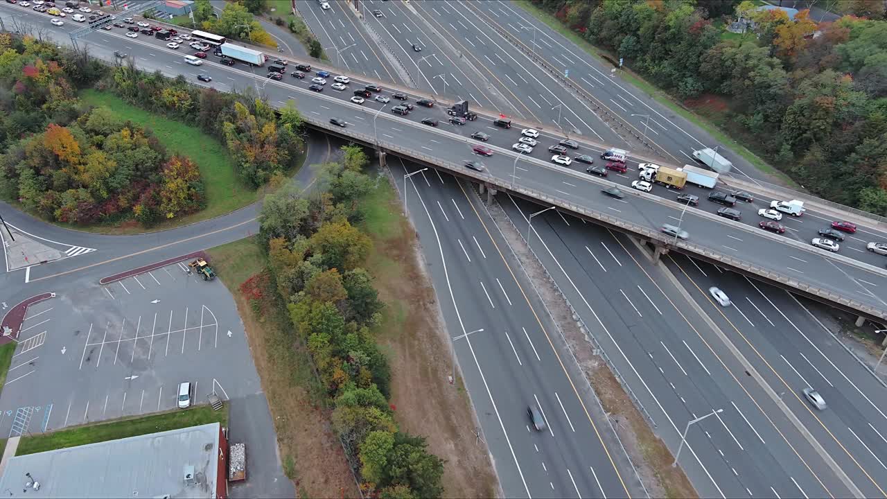 在交通繁忙的高峰时段，从交通堵塞的高速公路上俯瞰视频素材