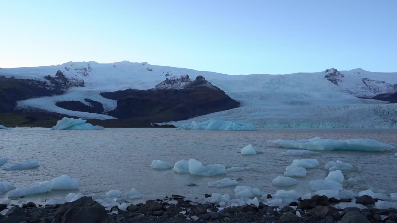 冰岛有冰山的河流。冰冻和冰雪覆盖的地面。Jokulsarlon视频素材