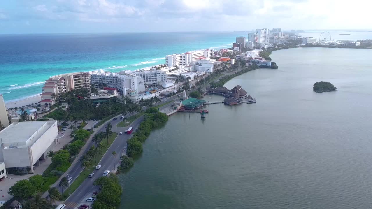 俯瞰坎昆酒店区之间的蓝色加勒比海和尼库普塔斯泻湖与旅游活动，墨西哥视频素材