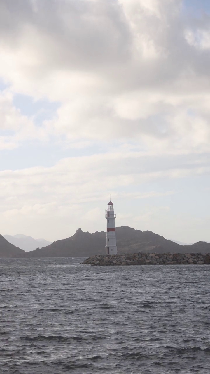 日落时的海景。海岸上的灯塔。海滨小镇Turgutreis和壮观的日落。社交媒体的垂直视频。视频素材