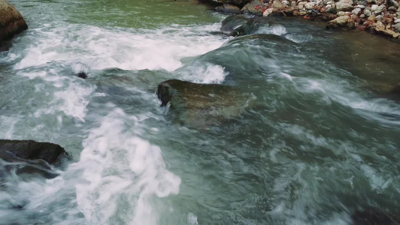 河流冲过卡皮卡亚的山地地形，溪流雕刻着石头。卡皮卡亚的山溪有力地流过石头。河流动态的山涧塑造了卡皮卡亚的石质景观视频素材