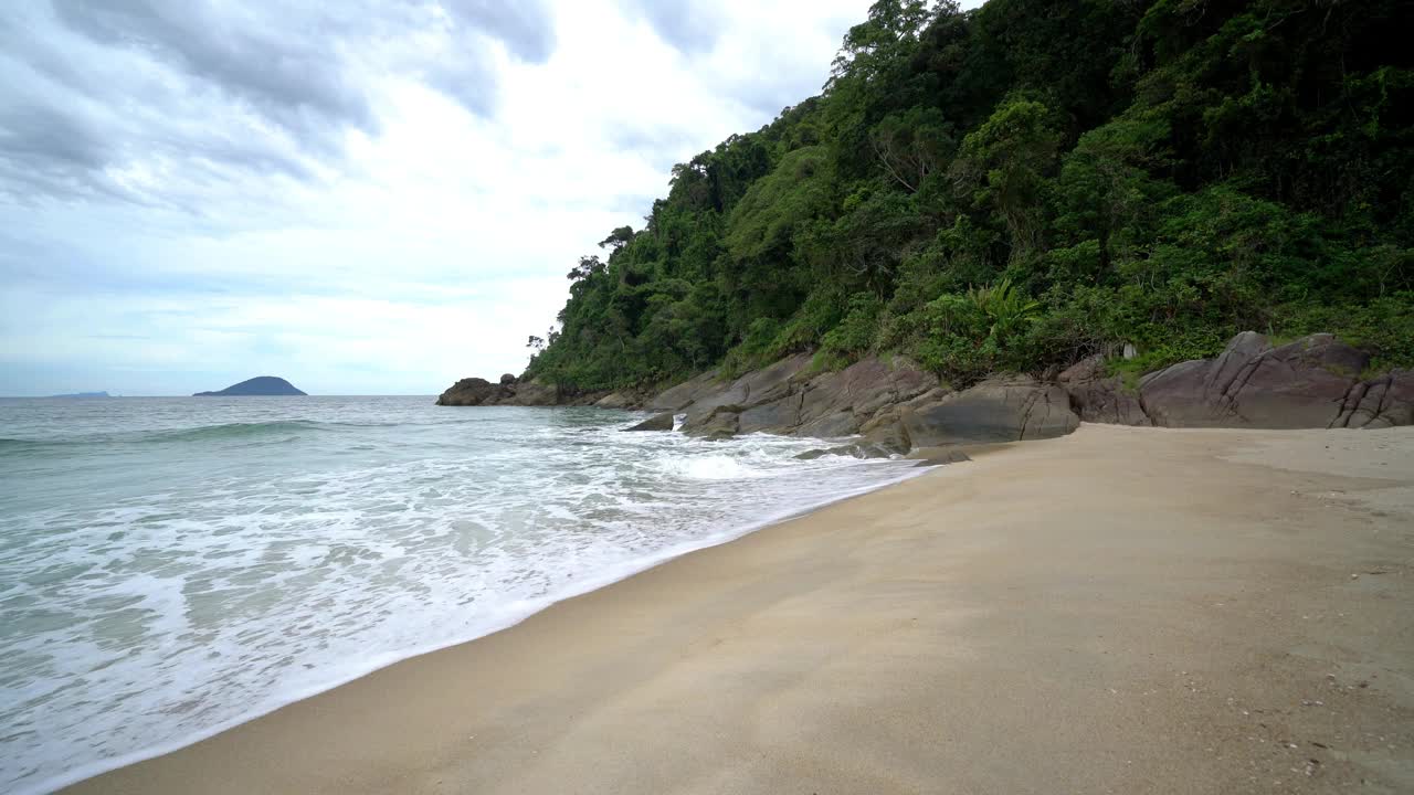 美丽的海滩，天空与云，海岸森林和岩石视频下载