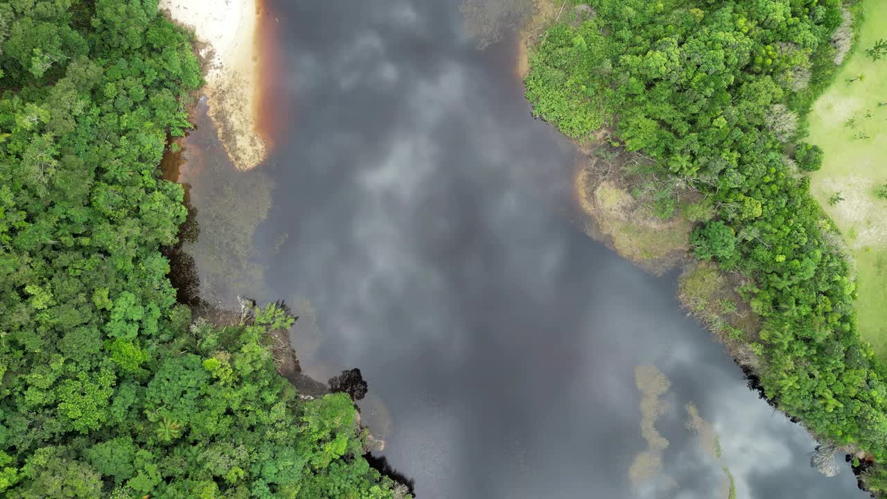 鸟瞰海岸的一个海滩，有波浪，岩石，多云的天空视频素材