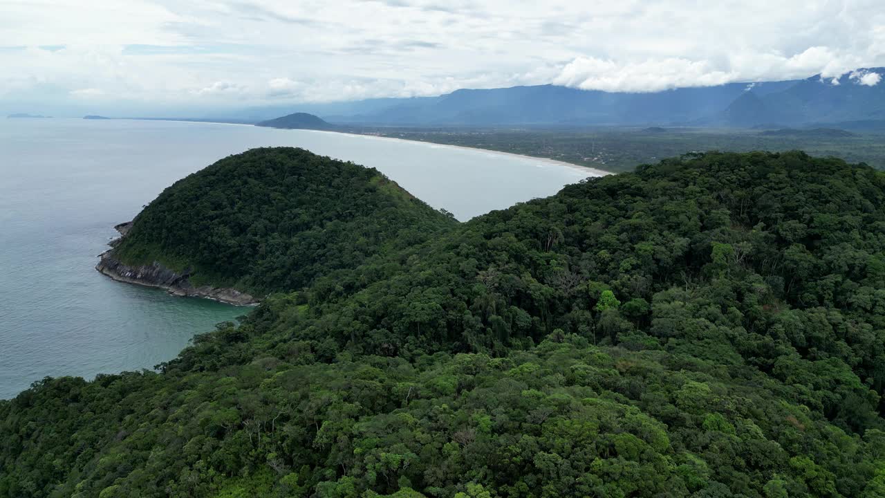 鸟瞰海岸的一个海滩，有波浪，岩石，多云的天空视频素材