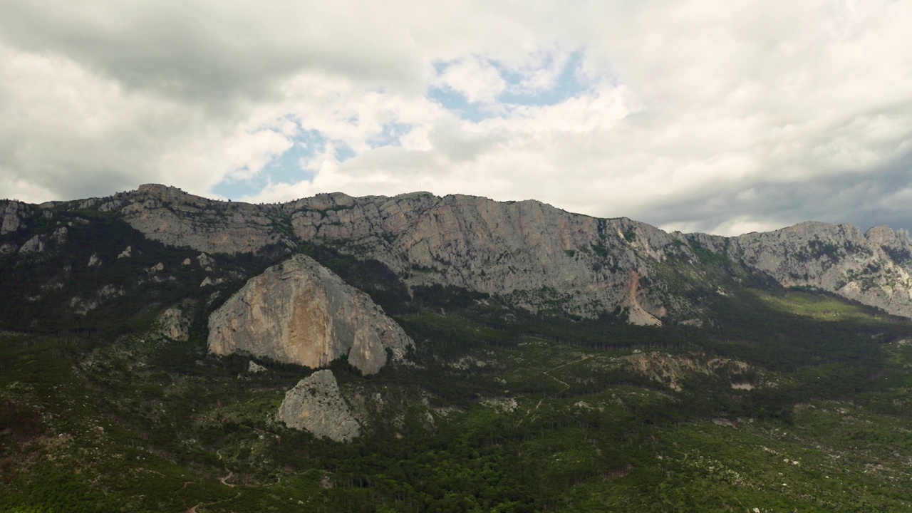 远处山脉的雄伟全景，画在宁静的阴影中视频素材