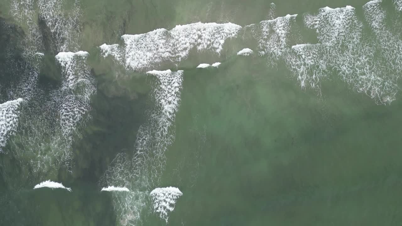 海滩鸟瞰图，海滩上有建筑物视频下载