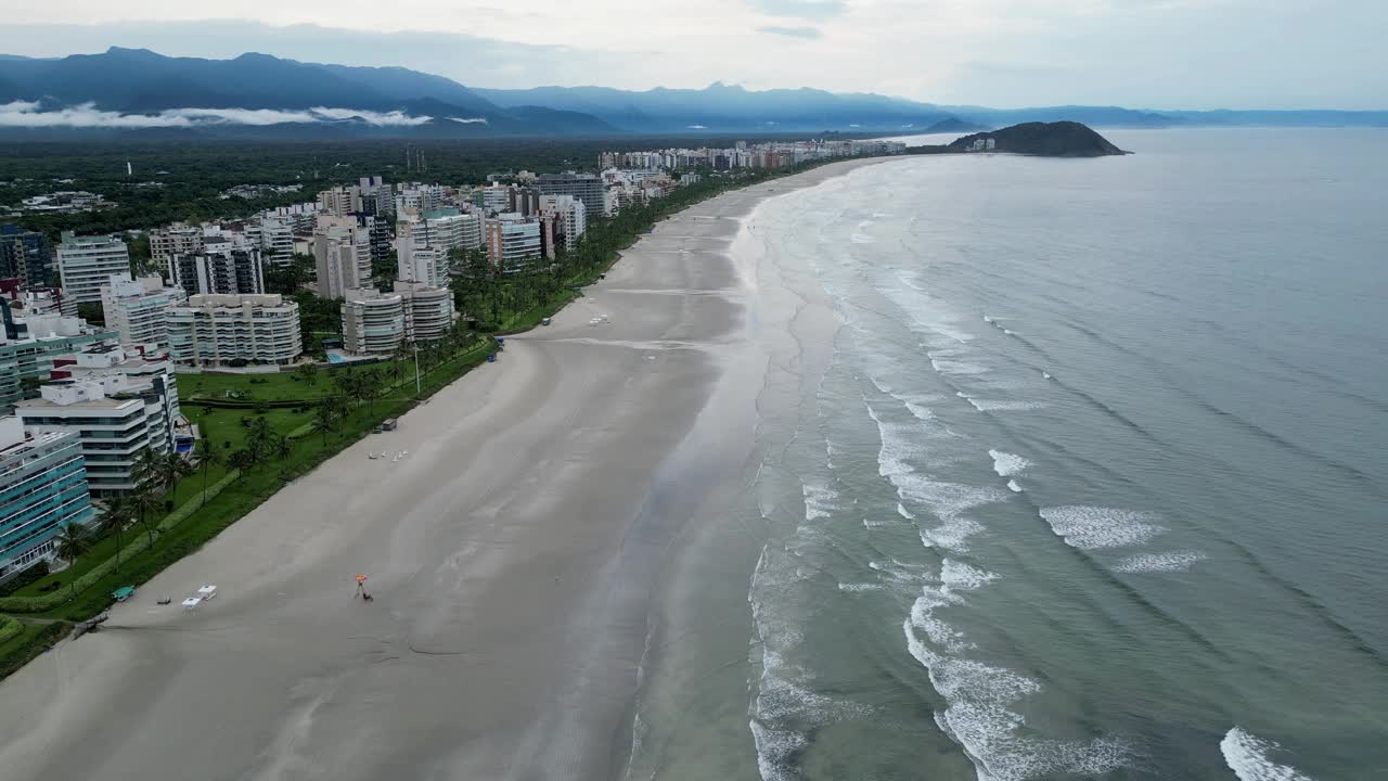 海滩鸟瞰图，海滩上有建筑物视频下载