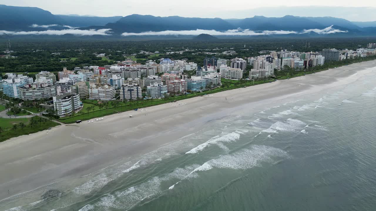 海滩鸟瞰图，海滩上有建筑物视频下载