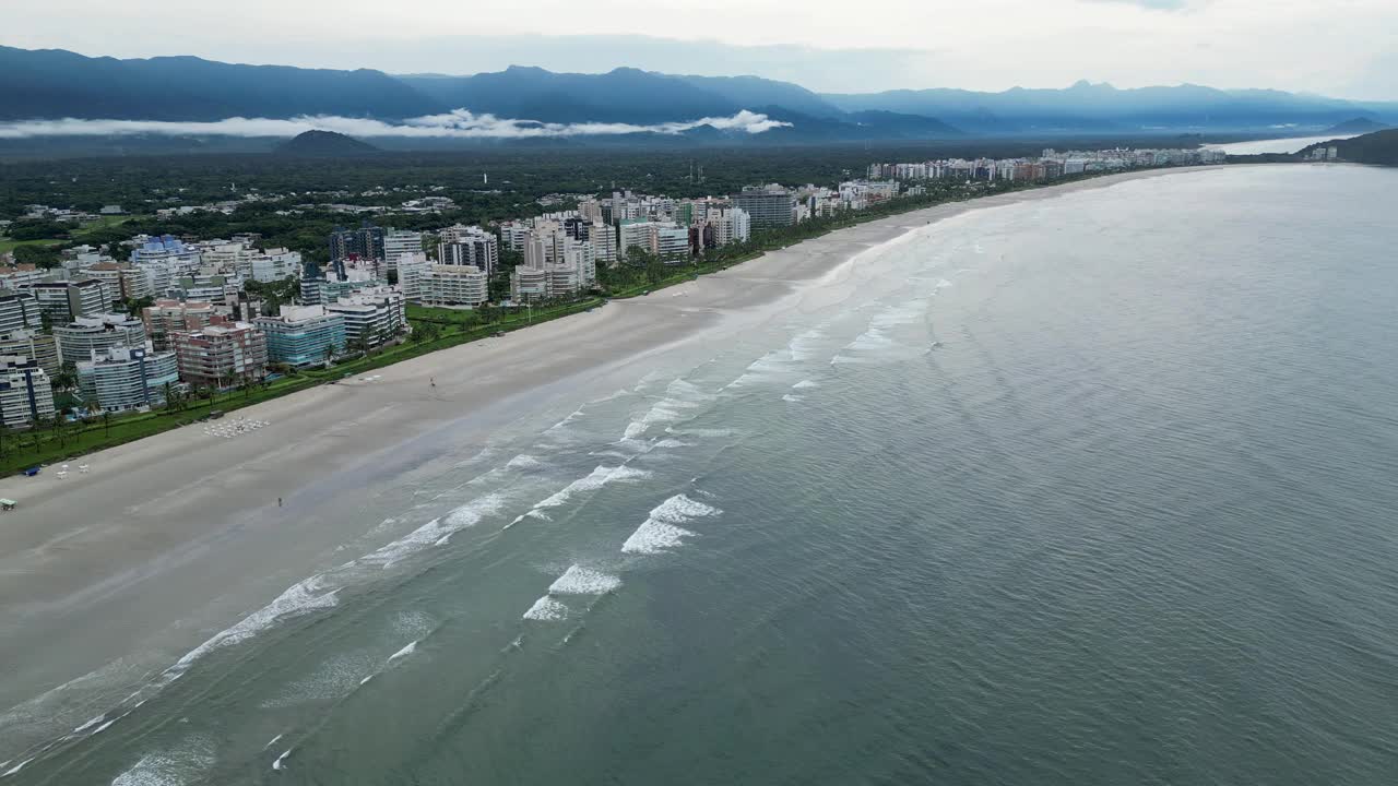 海滩鸟瞰图，海滩上有建筑物视频下载