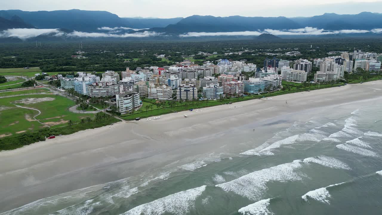 海滩鸟瞰图，海滩上有建筑物视频下载