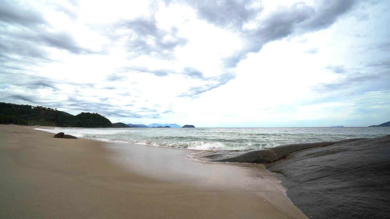 美丽的海滩，天空与云，海岸森林和岩石视频素材