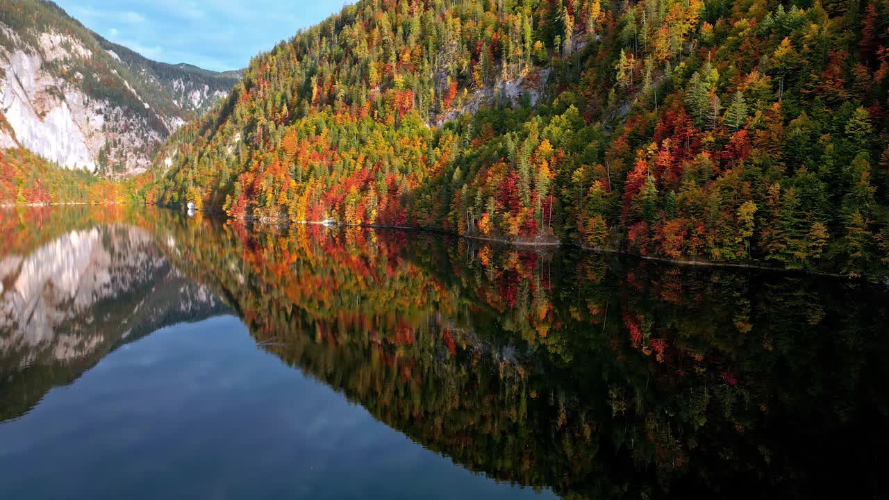 奥地利的高山湖泊，秋天的风景反射在水面上视频素材